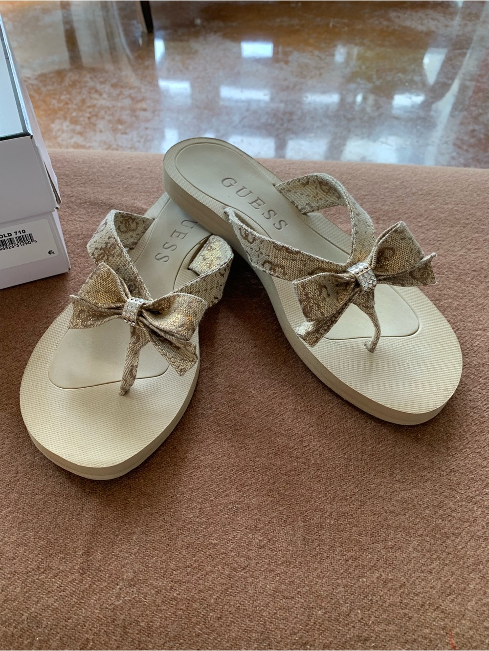 GUESS Gold Bow Thong Sandals Size 8